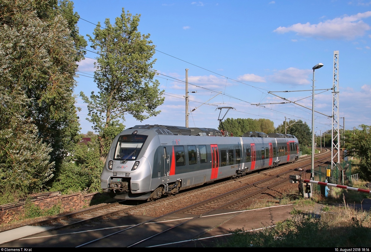 9442 619 (Bombardier Talent 2) von Abellio Rail Mitteldeutschland als RE 74732 (RE19) von Halle(Saale)Hbf Gl. 13a nach Leinefelde fährt in Zscherben, Angersdorfer Straße, auf der Bahnstrecke Halle–Hann. Münden (KBS 590).
[10.8.2018 | 18:16 Uhr]