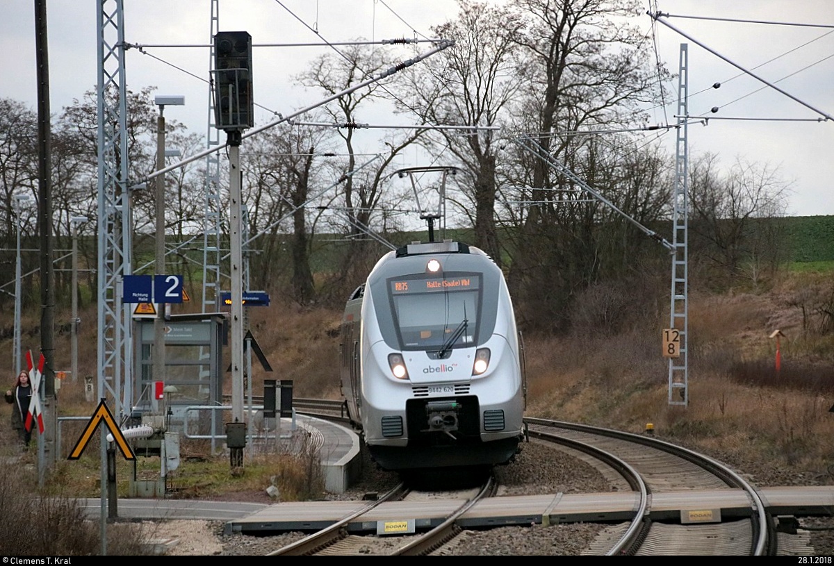 9442 620 (Bombardier Talent 2) von Abellio Rail Mitteldeutschland als RB 74783 (RB75) von Lutherstadt Eisleben nach Halle(Saale)Hbf steht im Hp Zscherben auf der Bahnstrecke Halle–Hann. Münden (KBS 590). [28.1.2018 | 16:15 Uhr]