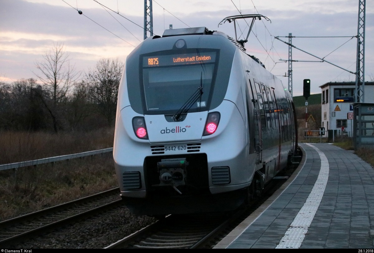 9442 620 (Bombardier Talent 2) von Abellio Rail Mitteldeutschland als RB 74784 (RB75) von Halle(Saale)Hbf nach Lutherstadt Eisleben steht im Hp Zscherben auf der Bahnstrecke Halle–Hann. Münden (KBS 590). [28.1.2018 | 16:51 Uhr]