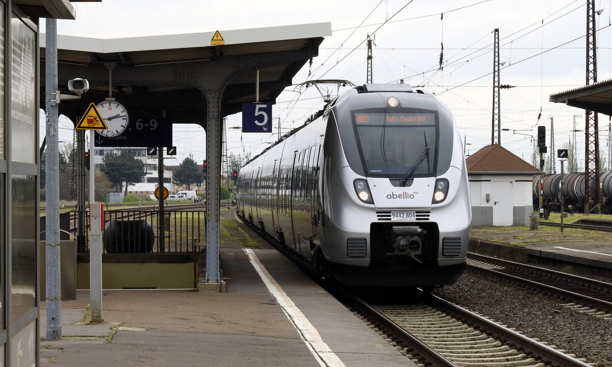 9442 804 als RB nach Halle (Saale) Hbf. in Großkorbetha .29.04.2023  14:23 Uhr.
Großkorbetha ist eher ein Umsteige, als ein Aussteigepunkt, es gibt 4 Bahnsteige mit 8 Gleisen.
Zahlreiche Gütergleise, da hier die Züge nach Leuna rangiert werden.