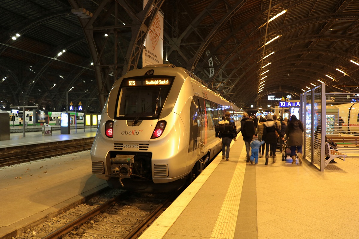 9442 804 (Bombardier Talent 2) von Abellio Rail Mitteldeutschland als SE 74534 (SE15) nach Saalfeld(Saale) steht in seinem Startbahnhof Leipzig Hbf auf Gleis 10 bereit. [16.12.2017 | 19:54 Uhr]