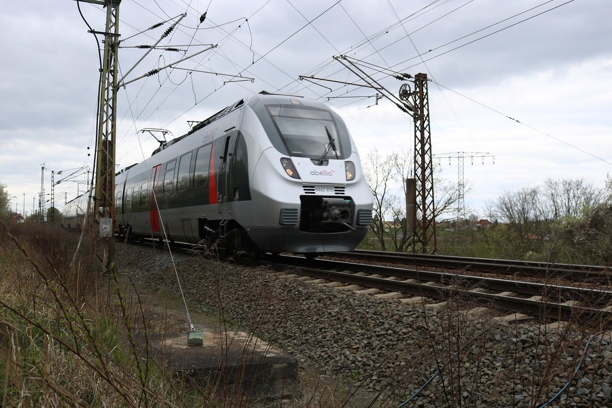 9442 810 (Bombardier Talent 2) von Abellio Rail Mitteldeutschland fährt als RE 74709 (RE9) von Kassel-Wilhelmshöhe nach Halle(Saale)Hbf durch die Saaleaue Halle (Saale) auf der Bahnstrecke Halle–Hann. Münden (KBS 590). [11.4.2017 - 14:49 Uhr]