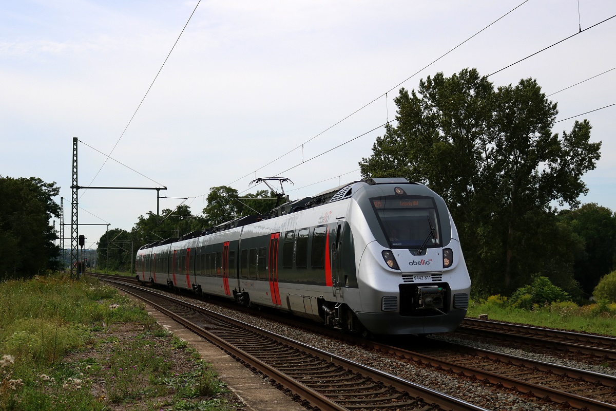 9442 811 (Bombardier Talent 2) von Abellio Rail Mitteldeutschland als SE 74529 (SE15) von Saalfeld(Saale) nach Leipzig Hbf fährt in Schkortleben auf der Bahnstrecke Halle–Bebra (KBS 580). [8.8.2017 - 11:34 Uhr]