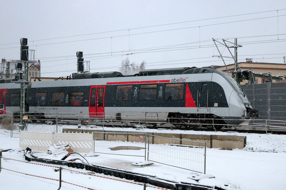 9442 812 (Bombardier Talent 2) von Abellio Rail Mitteldeutschland als RB 74623 (RB20) von Eisenach erreicht ihren Endbahnhof Halle(Saale)Hbf Gl. 13a. [3.12.2017 | 15:31 Uhr]