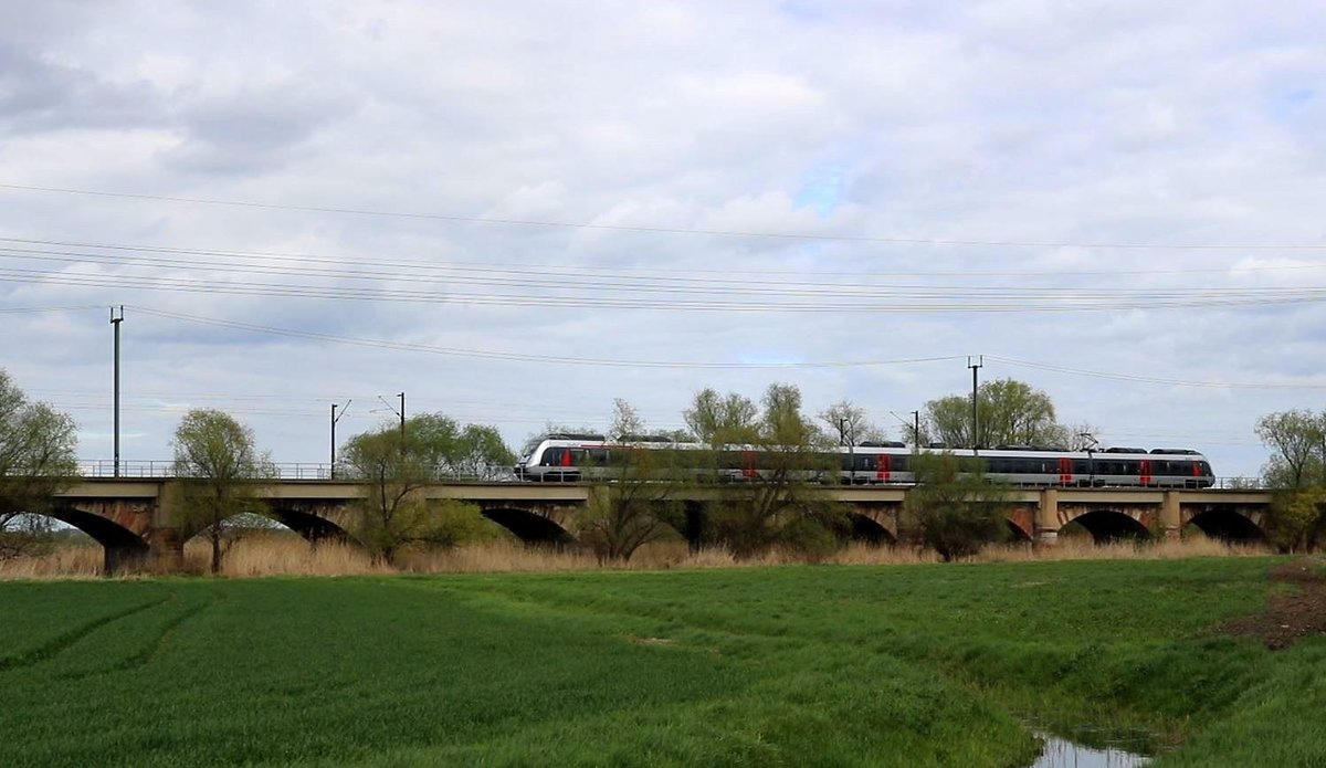 9442 von Abellio Rail Mitteldeutschland als RB 74623 (RB20) von Eisenach nach Halle(Saale)Hbf in der Saaleaue Halle (Saale). Die Züge der RB20 werden vom 26.3. bis 20.5.2017 wegen des Bahnhofsumbaus in Schkopau über die Bahnstrecken Halle–Hann. Münden (KBS 590) und Merseburg–Halle-Nietleben (KBS 588) von und nach Merseburg umgeleitet und benötigen daher fast 30 Minuten länger. [11.4.2017 - 15:29 Uhr]