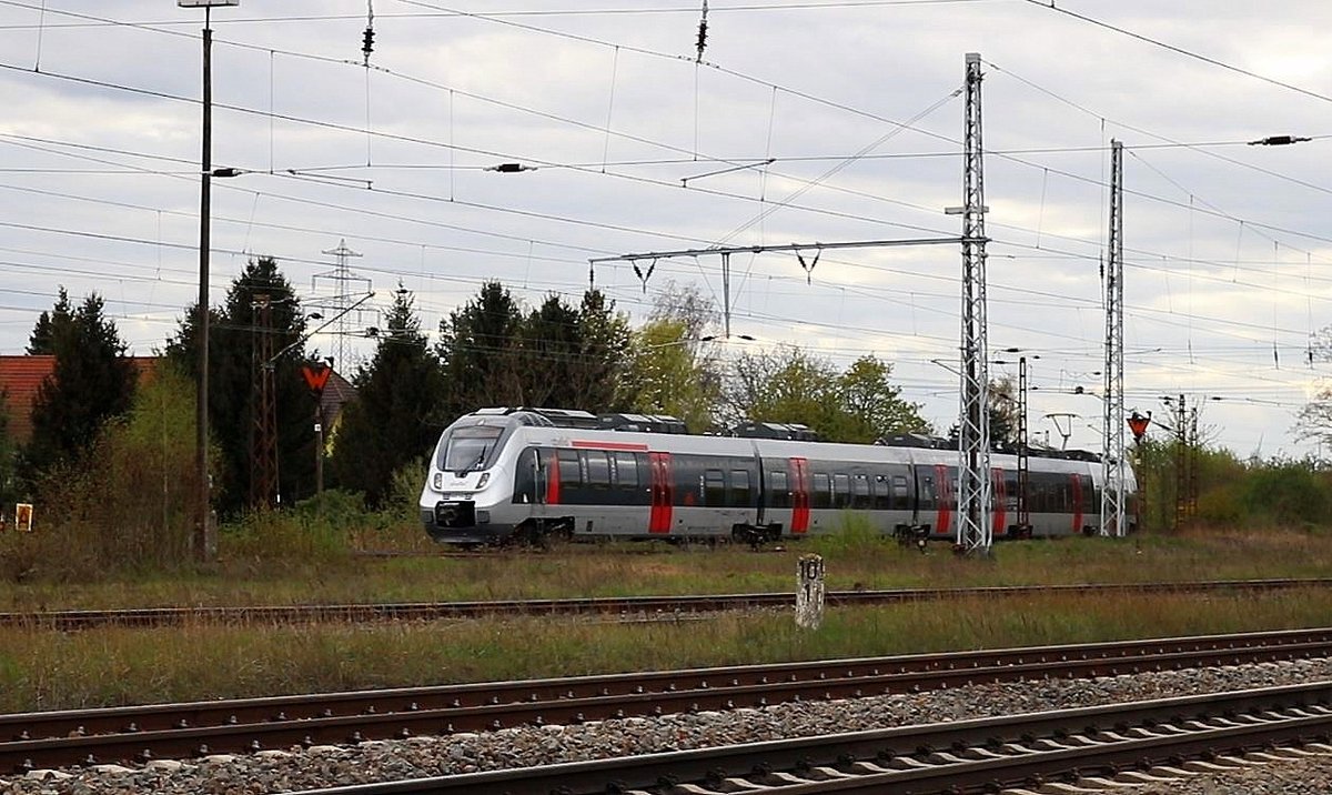 9442 (Bombardier Talent 2) von Abellio Rail Mitteldeutschland als RB 74625 (RB20) von Eisenach nach Halle(Saale)Hbf am Bahnhof Angersdorf. Die Züge der RB20 werden vom 26.3. bis 20.5.2017 wegen des Bahnhofsumbaus in Schkopau über die Bahnstrecken Halle–Hann. Münden (KBS 590) und Merseburg–Halle-Nietleben (KBS 588) von und nach Merseburg umgeleitet und benötigen daher fast 30 Minuten länger. [11.4.2017 - 16:27 Uhr]
