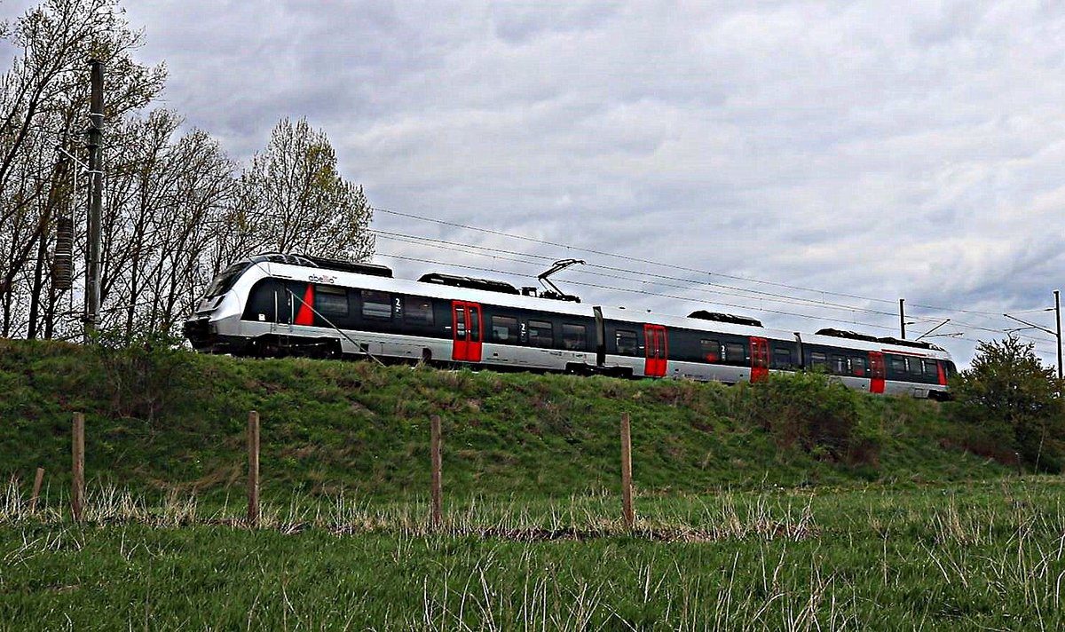 9442 (Bombardier Talent 2) von Abellio Rail Mitteldeutschland als RB 74813 (RB59) von Erfurt Hbf nach Halle(Saale)Hbf fährt am Zscherbener Gartenweg auf der Bahnstrecke Halle–Hann. Münden (KBS 590) vorbei. [11.4.2017 - 17:46 Uhr]