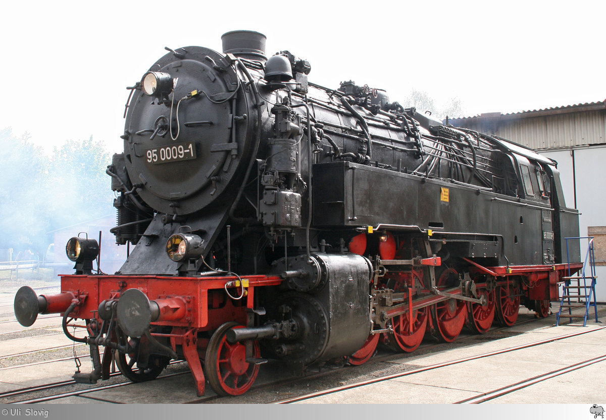 95 0009-1 der Pressnitztalbahn vor dem Lokschuppen in Sonneberg, Thüringen. Die Aufnahme entstand am 5. Mai 2019.