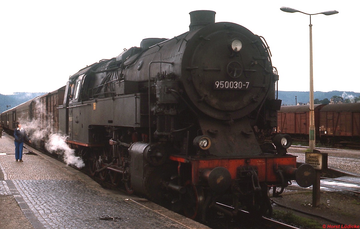 95 0030-7 wartet im Oktober 1978 vor einem Personenzug im Bahnhof Saalfeld auf die Abfahrt in Richtung Probstzella