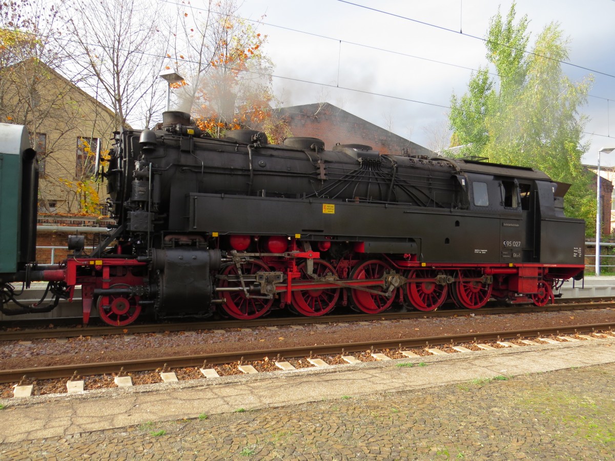 95 027 im Bahnhof von Blankenburg (Harz) am 26.10.2013