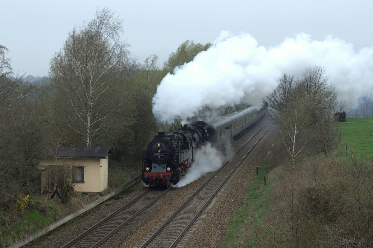 95 1027-2 und 50 3648-8 zogen am 15.04.2016 anlässlich des 8. Dresdner Dampfloktreffens einen Sonderzug von Dresden nach Löbau über Ebersbach. Als erstes konnte der Zug dabei bei Seeligstadt abgelichtet werden.