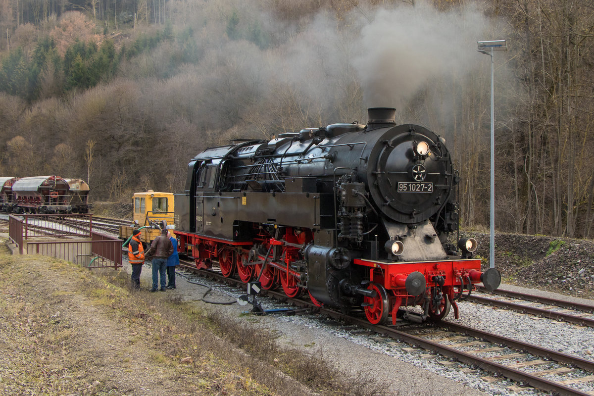 95 1027-2 der Rübelandbahn beim Tanken (also Wasser tanken:-). Die Aufnahme stammt vom 30. November 2019. Aufnahmeort ist Rübeland im Harz.