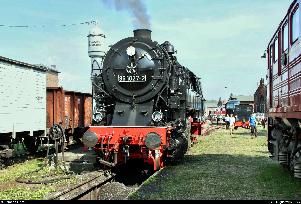 95 1027-2 der Traditionsgemeinschaft 50 3708 e.V. rangiert anlässlich des 28. Heizhausfests im Sächsischen Eisenbahnmuseum Chemnitz-Hilbersdorf (SEM).
[25.8.2019 | 15:47 Uhr]