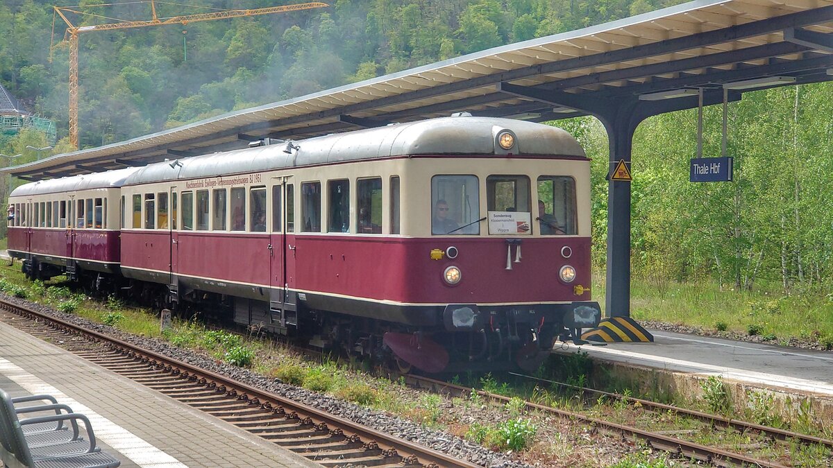 95 80 0301 035-1 D-CLR der Cargo Logistik Rail mit restauriertem Beiwagen verläßt auf einer Sonderfahrt den Thale Hauptbahnhof am 4.5.23