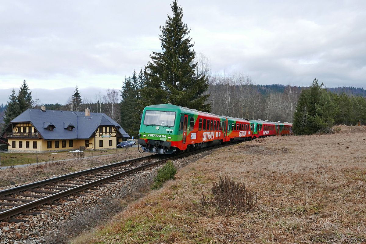 95 80 0628 283-4 D-GWTR 'GAGARIN' mit 628 261-0 und 628 276-8 mit 628 313-9 'PETRA' erreichen als Os 8105, České Budějovice - Nové Údolí, in Kürze die Haltestelle Stožec (31.12.2019).