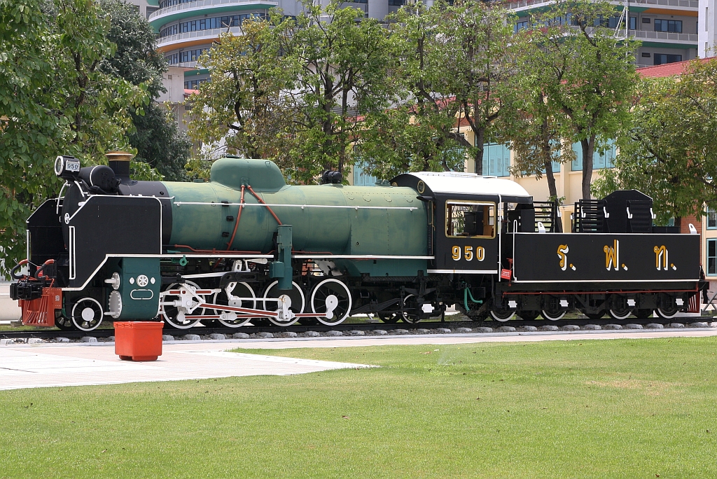 950 (1'D1'-h2, Mitsubishi, Bauj. 1950, Fab.Nr. 695) ist nun auf einem Sockel bei der alten, 2003 geschlossenen, Thon Buri Station ausgestellt. - Bild vom 24.März 2024.