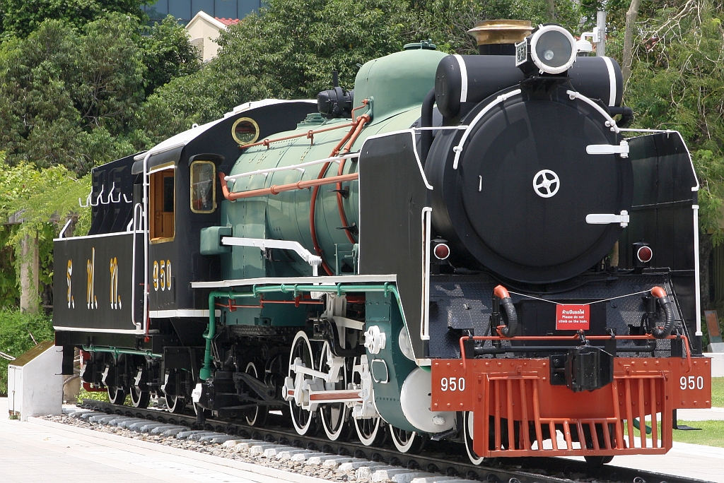 950 (1'D1'-h2, Mitsubishi, Bauj. 1950, Fab.Nr. 695) ist nun auf einem Sockel bei der alten, 2003 geschlossenen, Thon Buri Station ausgestellt. - Bild vom 24.März 2024.