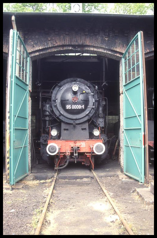 950009 schaut am 15.5.2004 aus dem Rundschuppen des Eisenbahn Museum Dieringhausen.