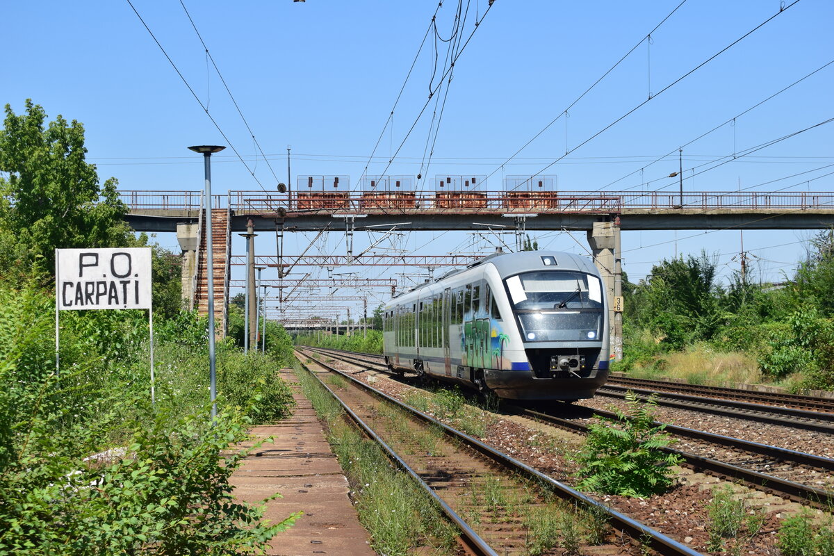 962 091 rauscht als RE 9254 Pitesti - Bucuresti Nord durch Carpati in Richtung Bucuresti Nord.

Bukarest 03.08.2026