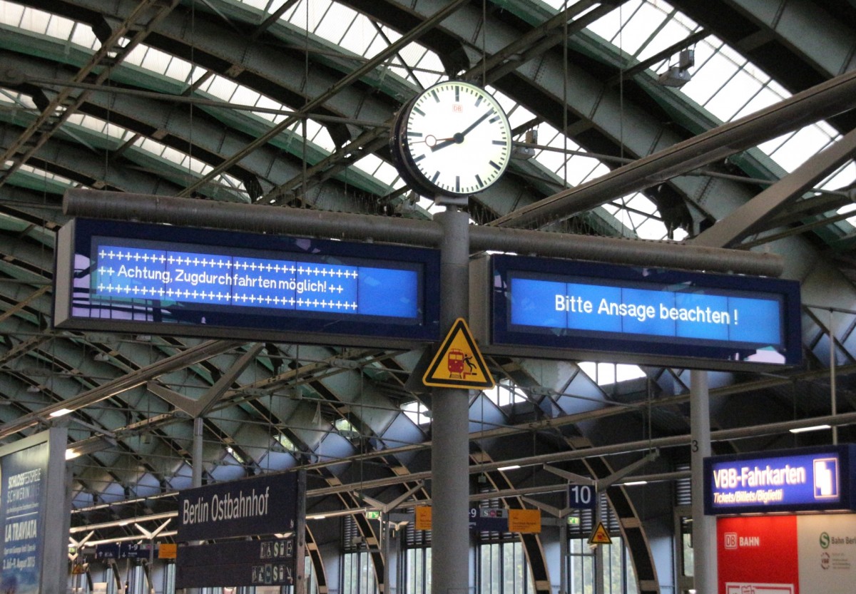 9.6.2015 Berlin Ostbahnhof. Um die Sicherheit der Fahrgäste zu erhöhen wird letzteren die Möglichkeit von Zugdurchfahrten im Gleis angekündigt. Ob bei Ein- und Rangierfahrten umgeschildert wird, ist nicht bekannt.
