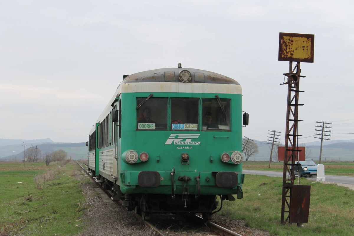 97-0559-1 / 57-0359-0 der  Regiotrans (ex-SNCF X4611, Baujahr: 1970) mit Regionalzug R 14565 Odorheiu- Sighişoara auf Bahnhof Lutiţa am 8-4-2013.