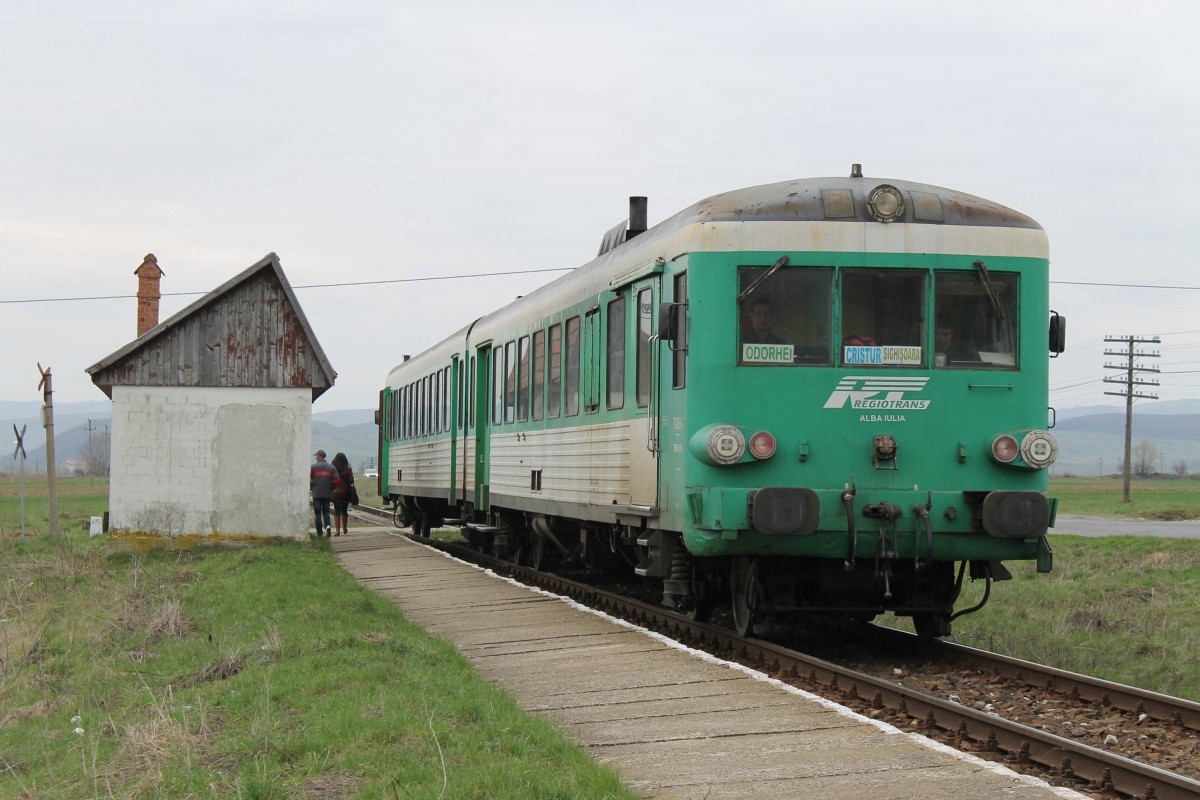 97-0559-1 / 57-0359-0 der  Regiotrans (ex-SNCF X4611, Baujahr: 1970) mit Regionalzug R 14565 Odorheiu- Sighişoara auf Bahnhof Lutiţa am 8-4-2013.