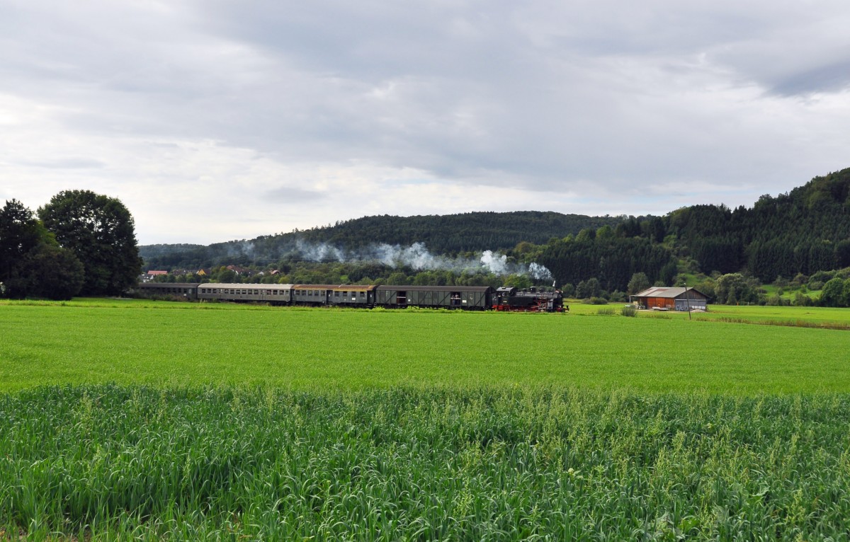 97 501 die frisch Hauptuntersuchte Zahnradlok des Reutlinger Vereins Freunde der Zahnradbahn Honau - Lichtenstein e.V. f�hrt mit ihrem Sonderzug auf der Schw�bischen Waldbahn von Schorndorf nach Welzheim.Sie passiert gef�hlte 25 Fotografen einschl.mich:-) bei Schlechtbach im Rems-Murr-Kreis am 8.9.2013.