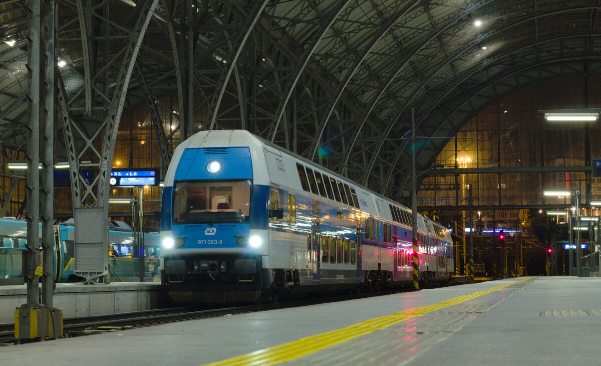 971 063 als Os8674 nach Berqum am 27.08.2021 in Praha Praha hlavní nádraží.