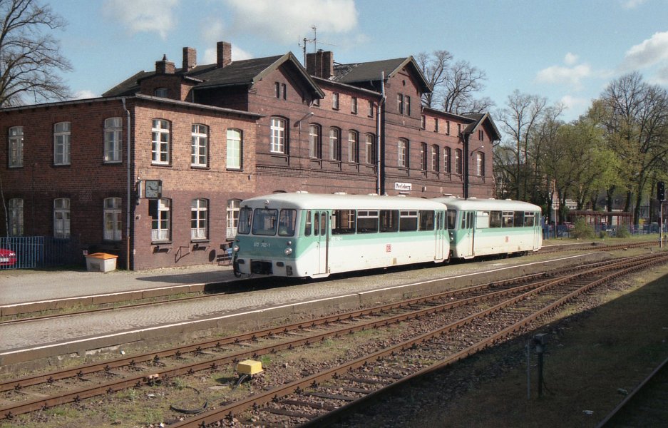 972 742 / 772 142 (Bh Neustrelitz) nach Ankunft als RB 17053 von Wittenberge in Perleberg, 19.04.1999.