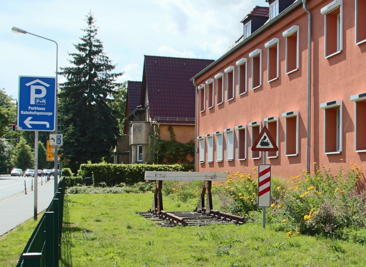 9.7.2015 Bernau bei Berlin. Im Bernauer Puschkinviertel wohnten seinerzeit viele der über 100 Mitarbeiter der Dienststelle Bernau. Der Gleisabschluss soll dem wohl Rechnung tragen. Heute sind noch 2 Stw besetzt (eins in Zepernick) und auch das nur noch bis Herbst 2016.