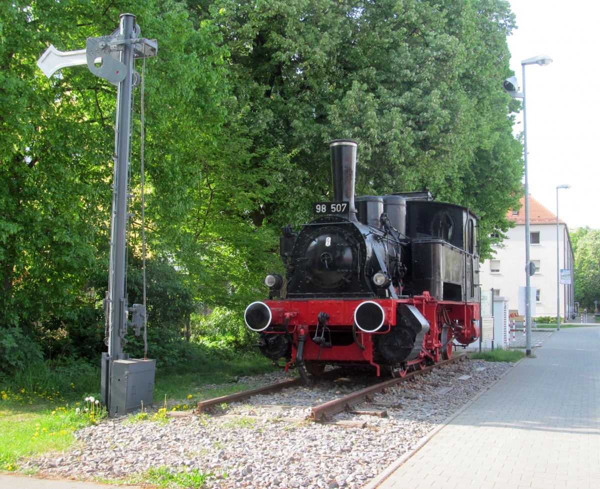 98 507 als Denkmal am Bahnhofsvorplatz in Ingolstadt am 26. April 2014.
