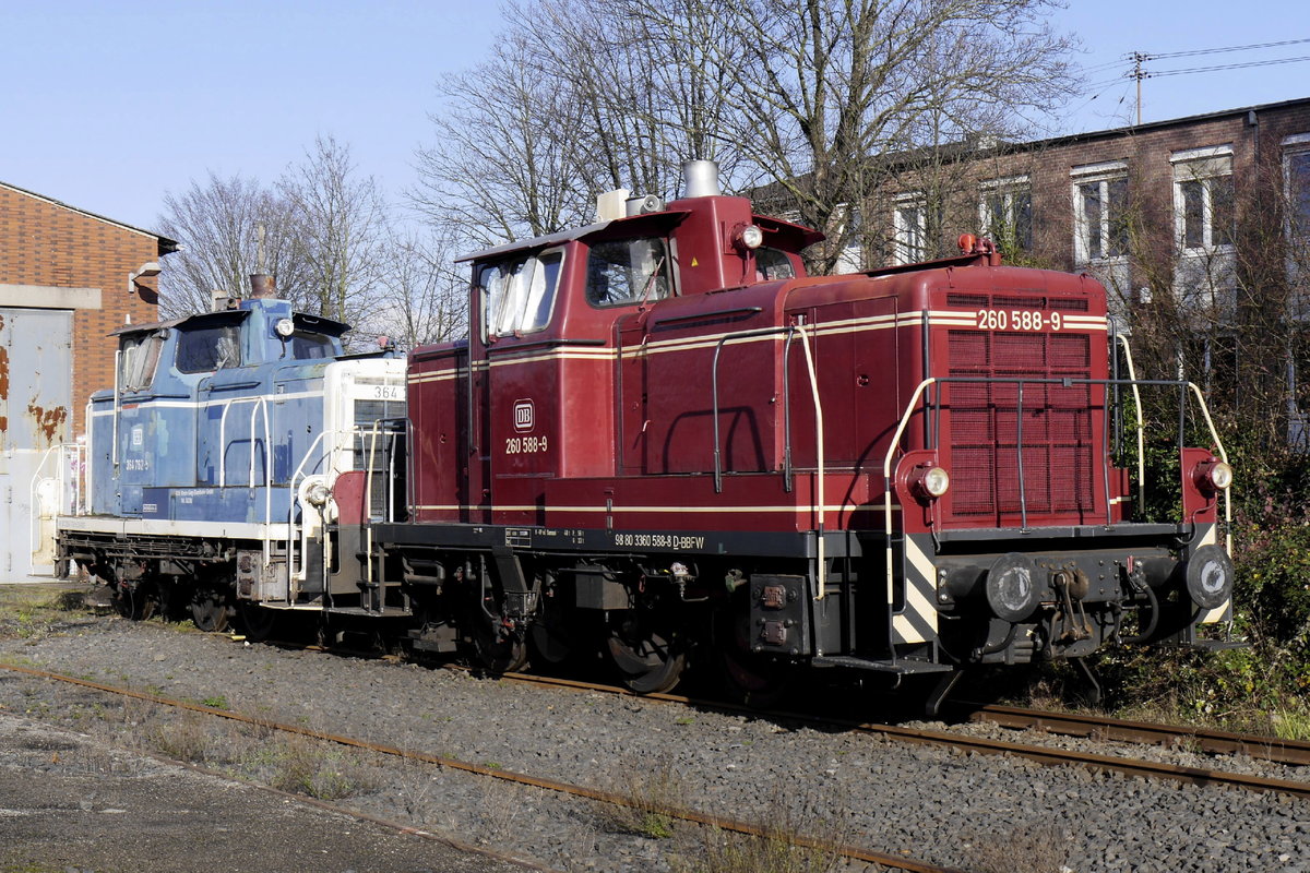 98 80 3 360 588-8 D-BBFW, zurückversetzt in den Zustand als DB-Lok 260 588, abgestellt bei der RSE in Bonn-Beuel. Aufgenommen vom DB-Bahnsteig aus am 29.11.17.