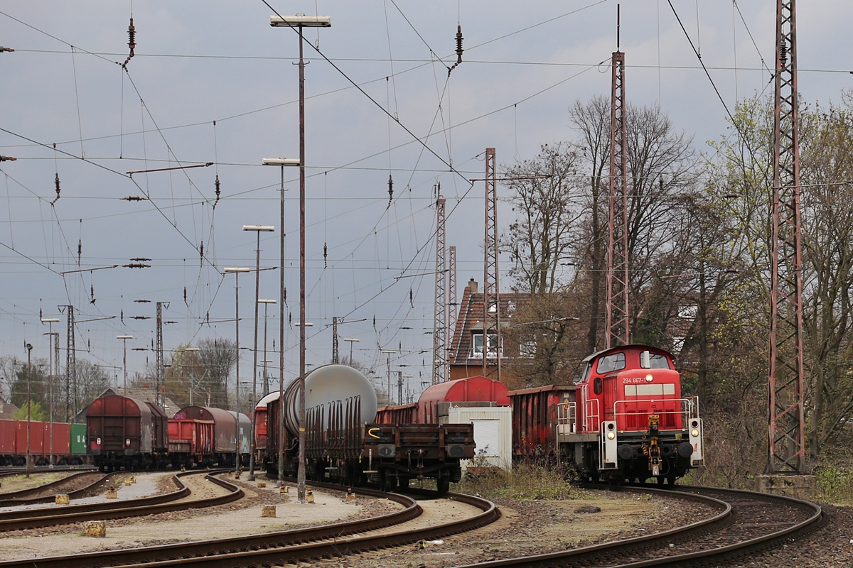 98 80 3294 667-1 D-DB mit einen gemischten GZ in Wanne-West. 29.03.2017
