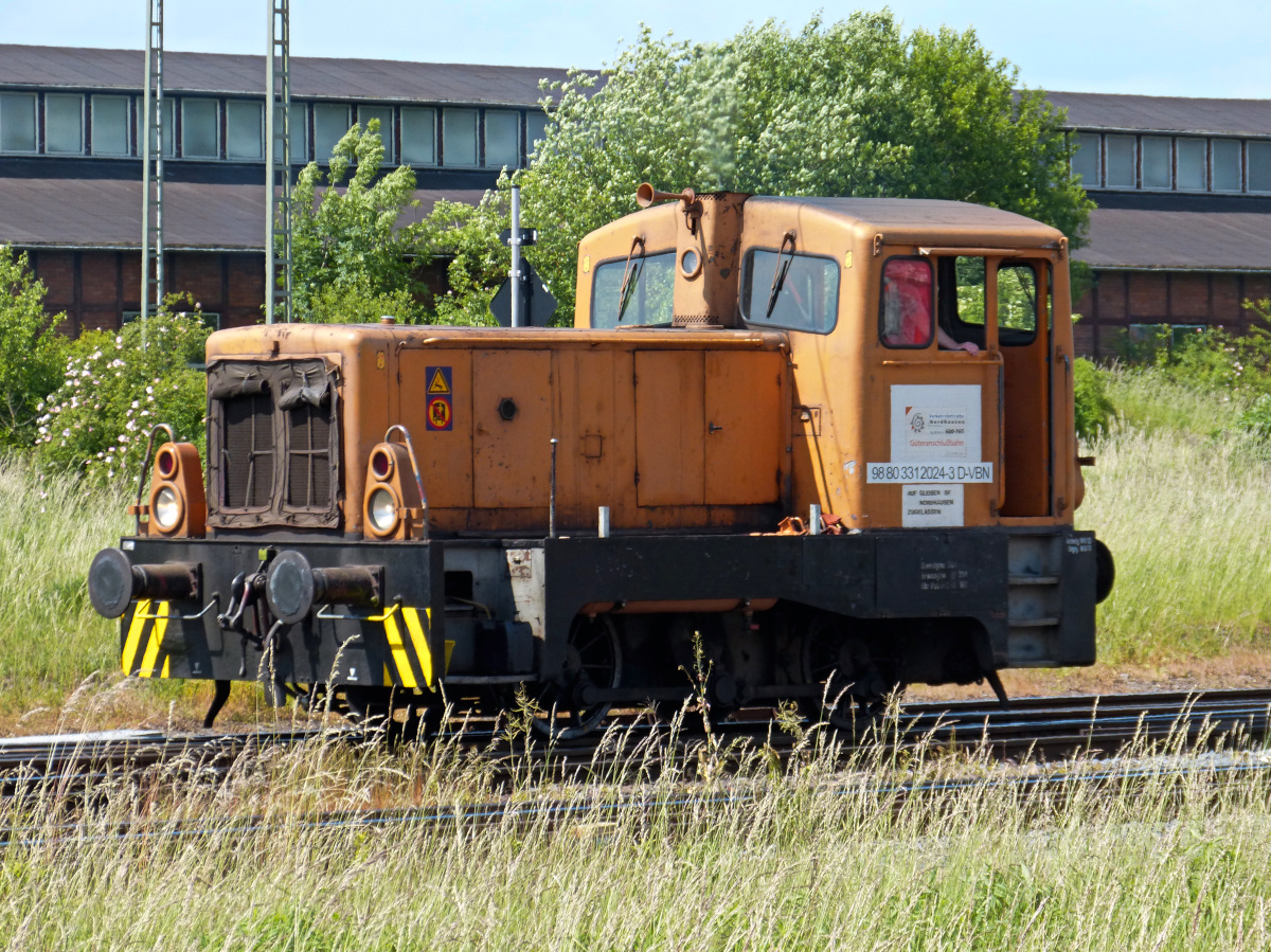 98 803312024-3 D-VBN. Die Lok der Verkehrsbetriebe (Stadtwerke) Nordhausen durchfährt am 04.06.2015 den Bahnhof Nordhausen