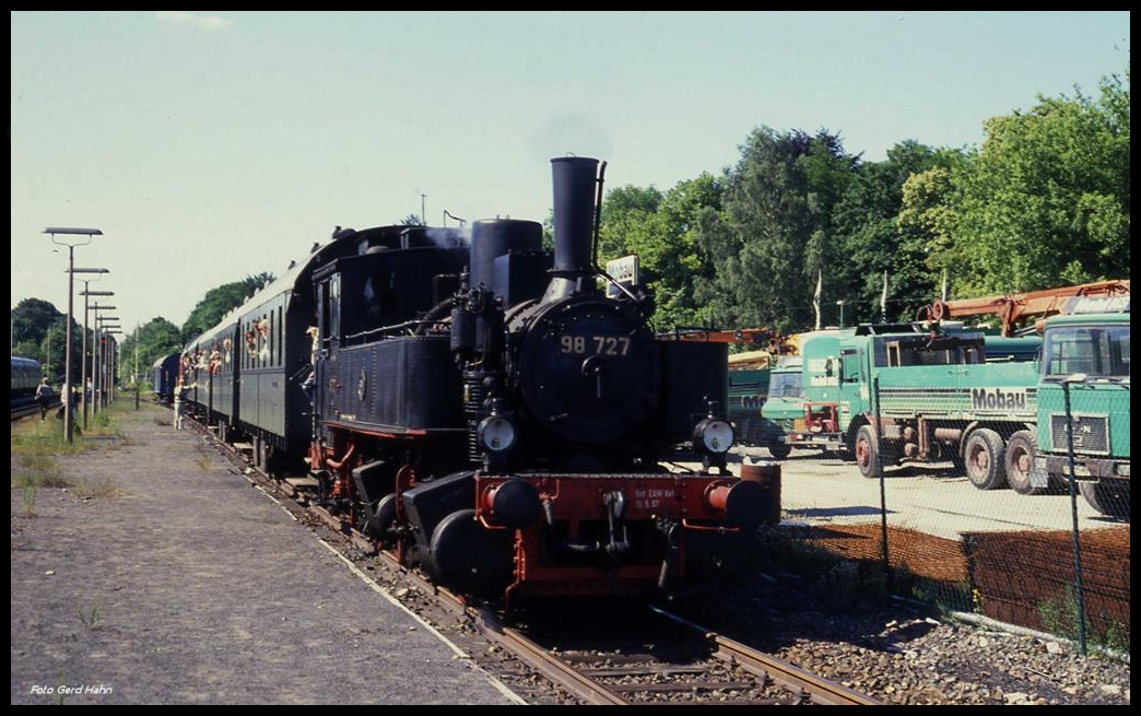 98727 bespannte am 26.5.1990 neben 212029 auf der anderen Zugseite als Zubringer zum Eisenbahn Museum in Darmstadt Kranichstein den Oldtimer Personenzug für die Mitglieder der BDEF Tagung.