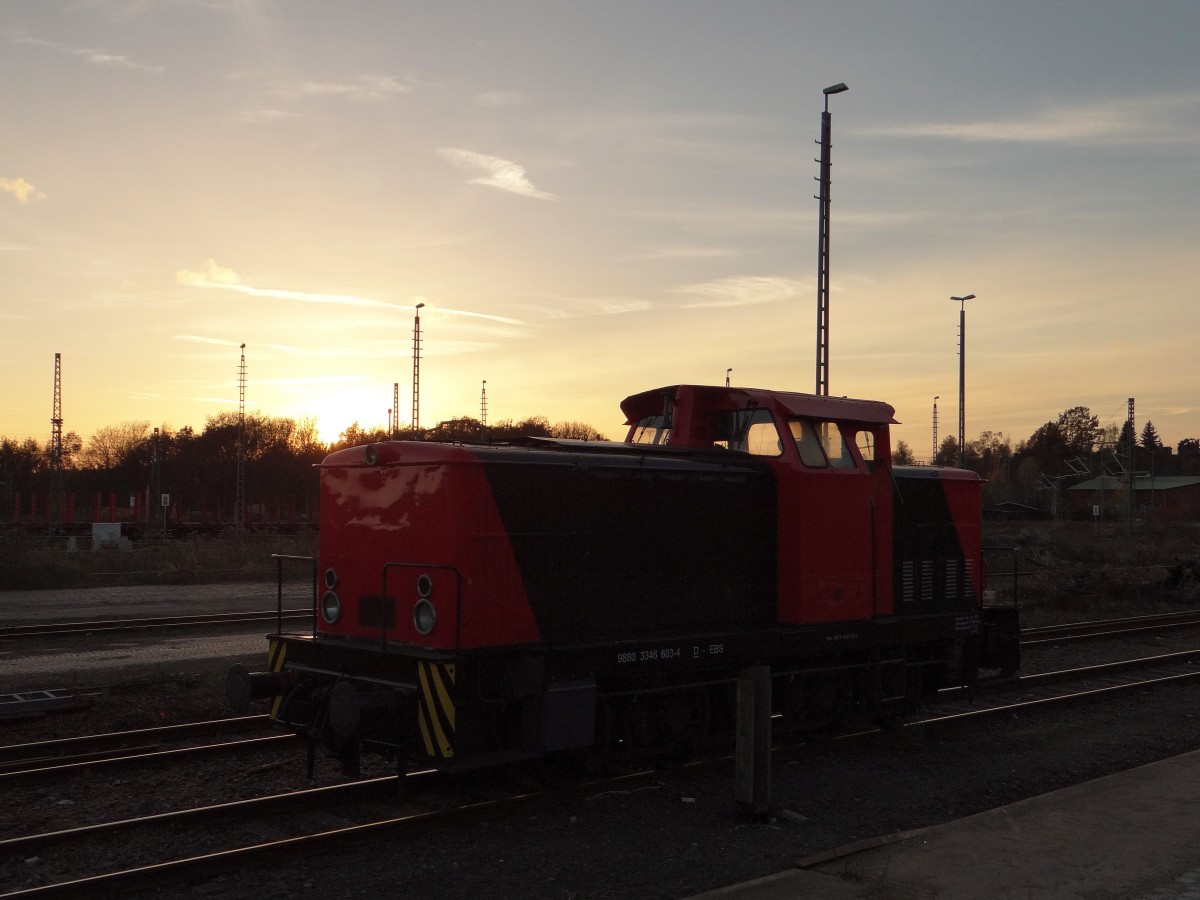 9880 3346 603-4 D-EBS steht am 29.10.13 in Plauen/V. oberer Bahnhof beim Sonnenuntergang. 