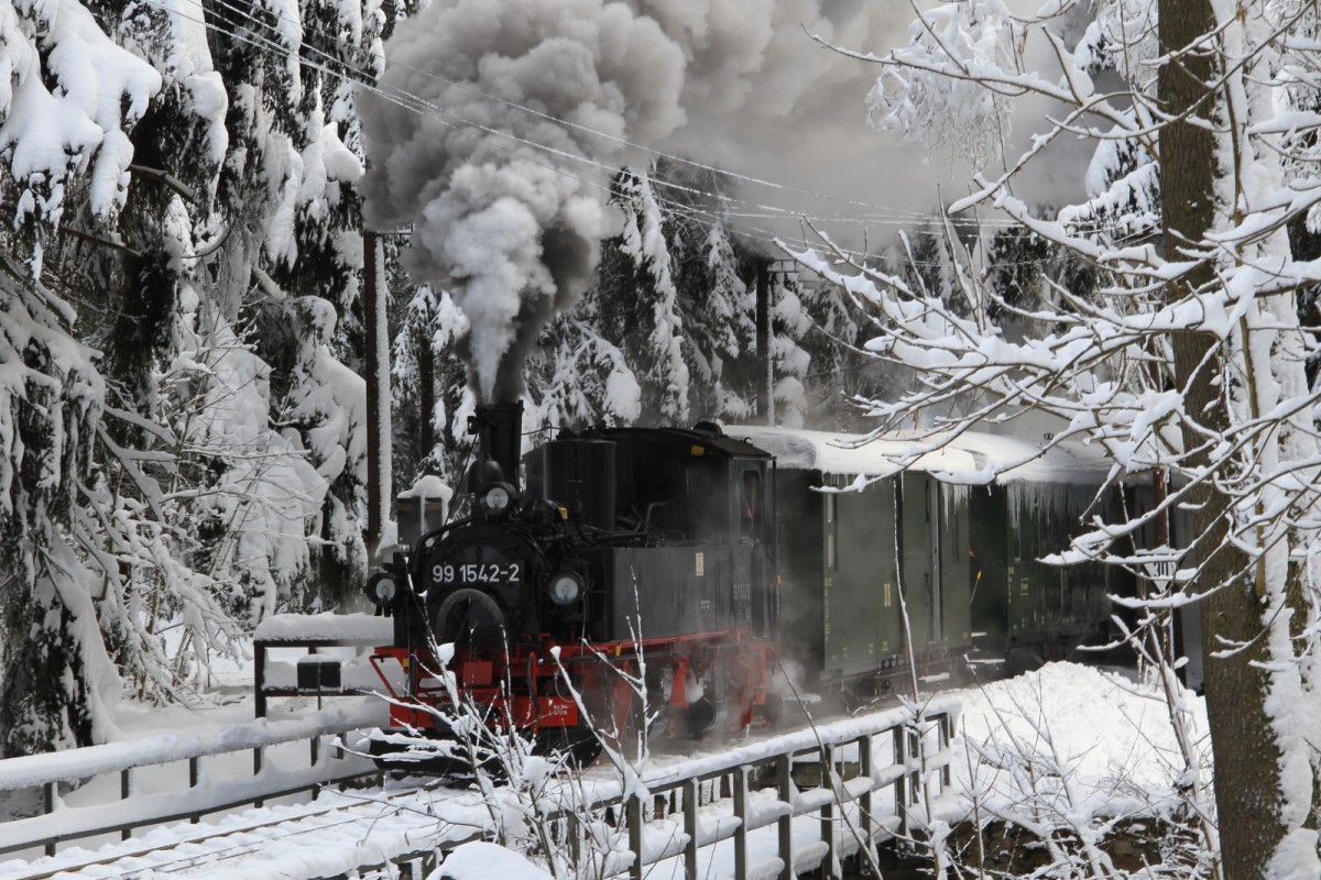 99 1542-2 auf der Fahrt von  Steinbach nach Jöhstadt am 2.12.2012 in romantischer Winterlandschaft.
Bei den Adventsfahrten ist auch oft der Nikolaus anwesend.
