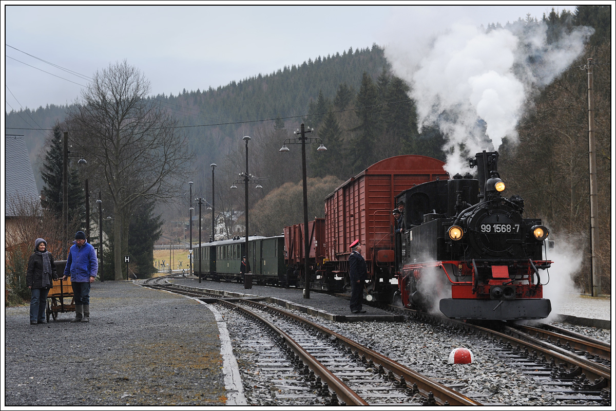 99 1568 mit einem Foto GmP am 15.2.2014 beim Halt in Schmalzgrube.