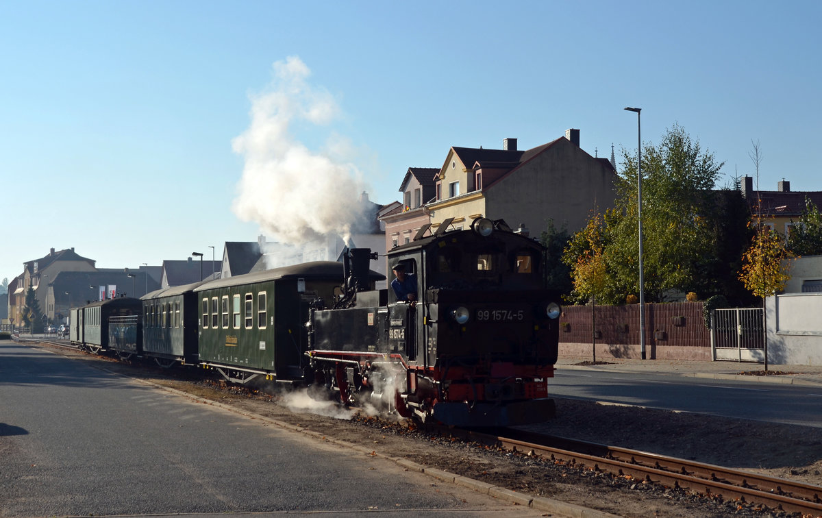 99 1574 führte am 13.10.18 den ersten Zug des Wilden Robert von Mügeln kommend durch Oschatz zum dortigen Bahnhof.