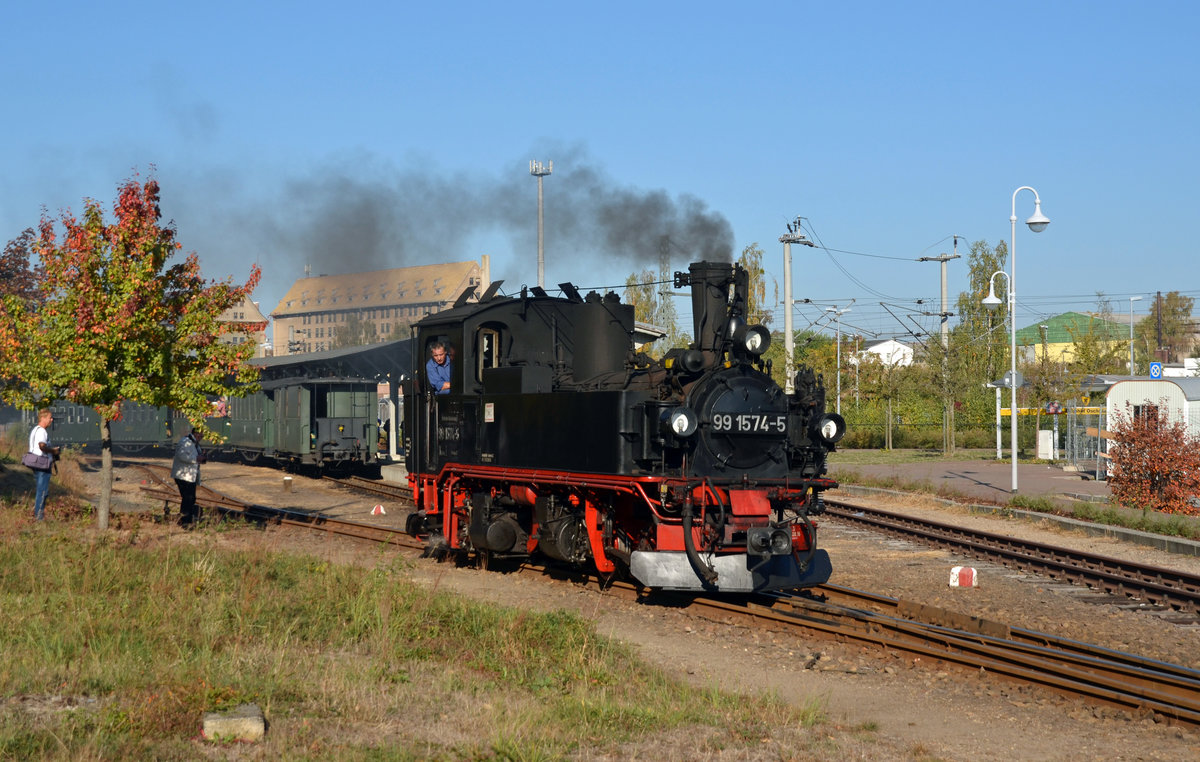 99 1574 rangiert am 13.10.18 im Schmalspurbahnhof Oschatz um ihren Zug.