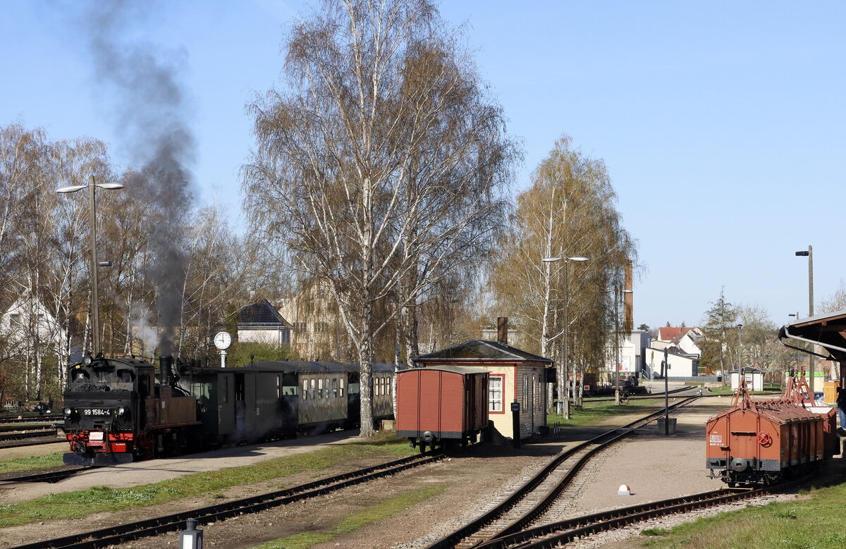 99 1584-4 abfahrbereit in Mügeln, zur fahrt nach Oschatz Süd. 17.04.2022  09:00 Uhr.