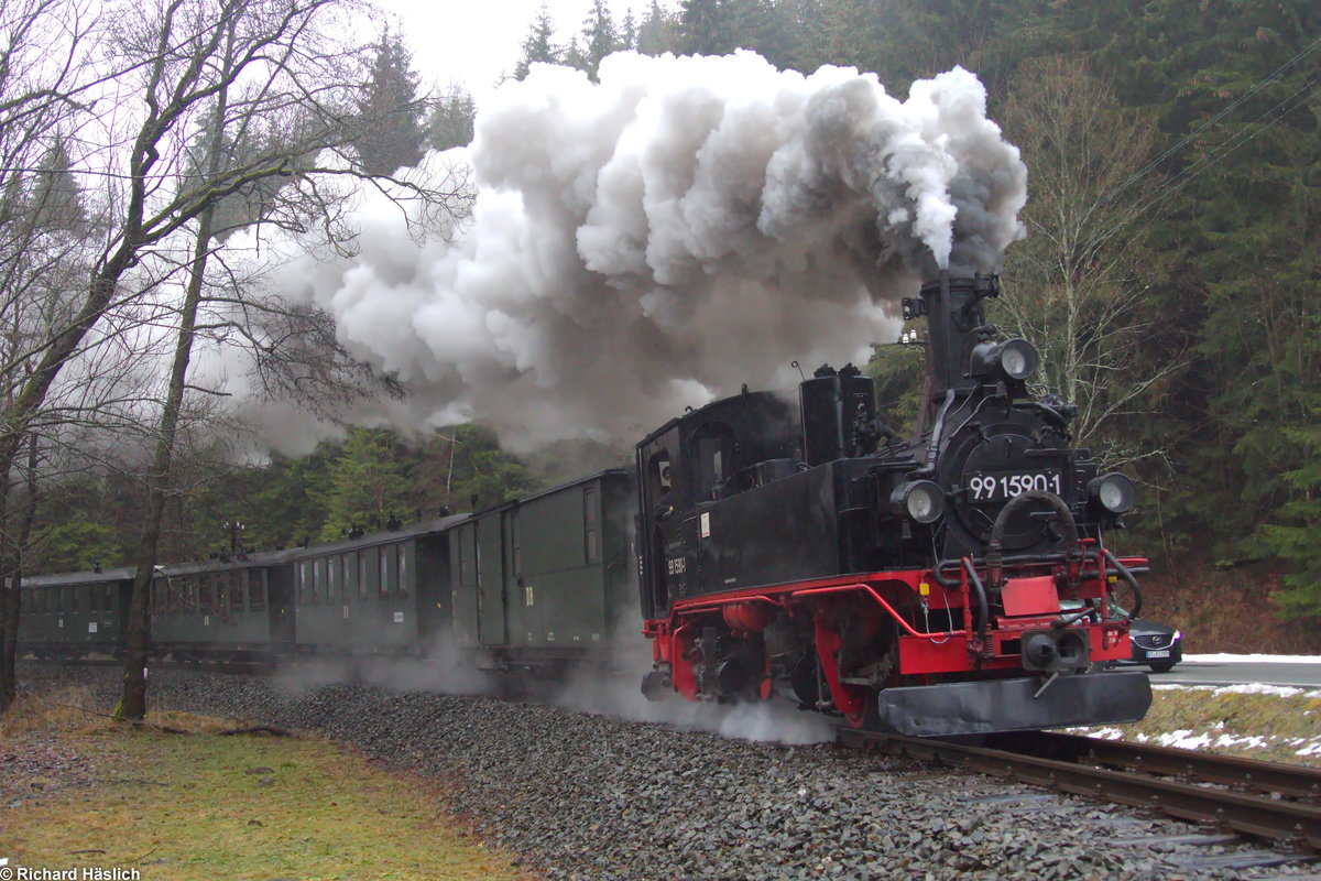99 1590-1 schnauft mit ihrem Zug durchs Preßnitztal.

31.12.2018