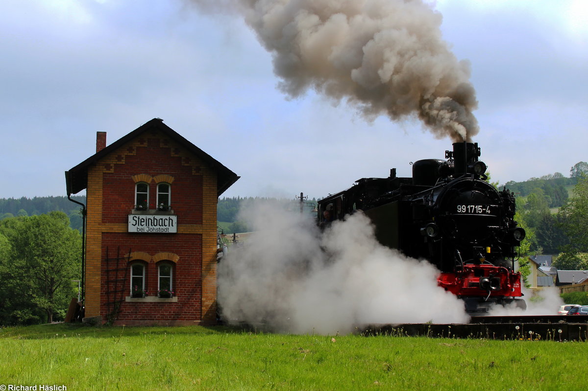 99 1715-4 dampft mit ihrem Zug aus Steinbach hinaus.