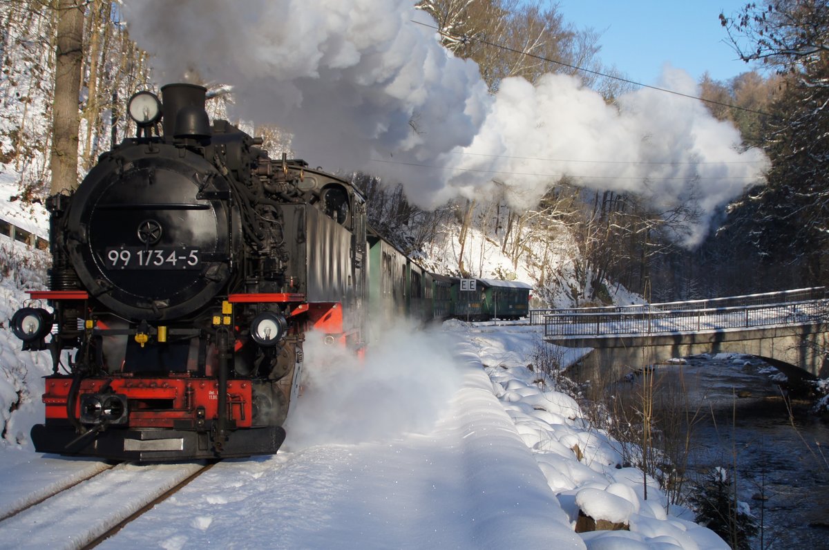 99 1734-5, 22.01.2017 - am Bahnübergang in Spechtritz