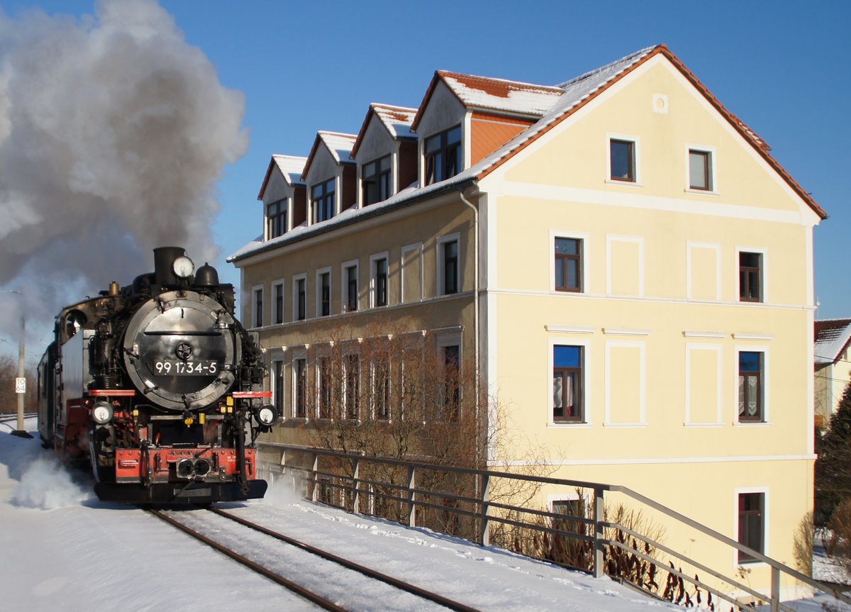 99 1734-5, 22.01.2017 - Ausfahrt Freital-Hainsberg mit dem alten Bahnhotel 