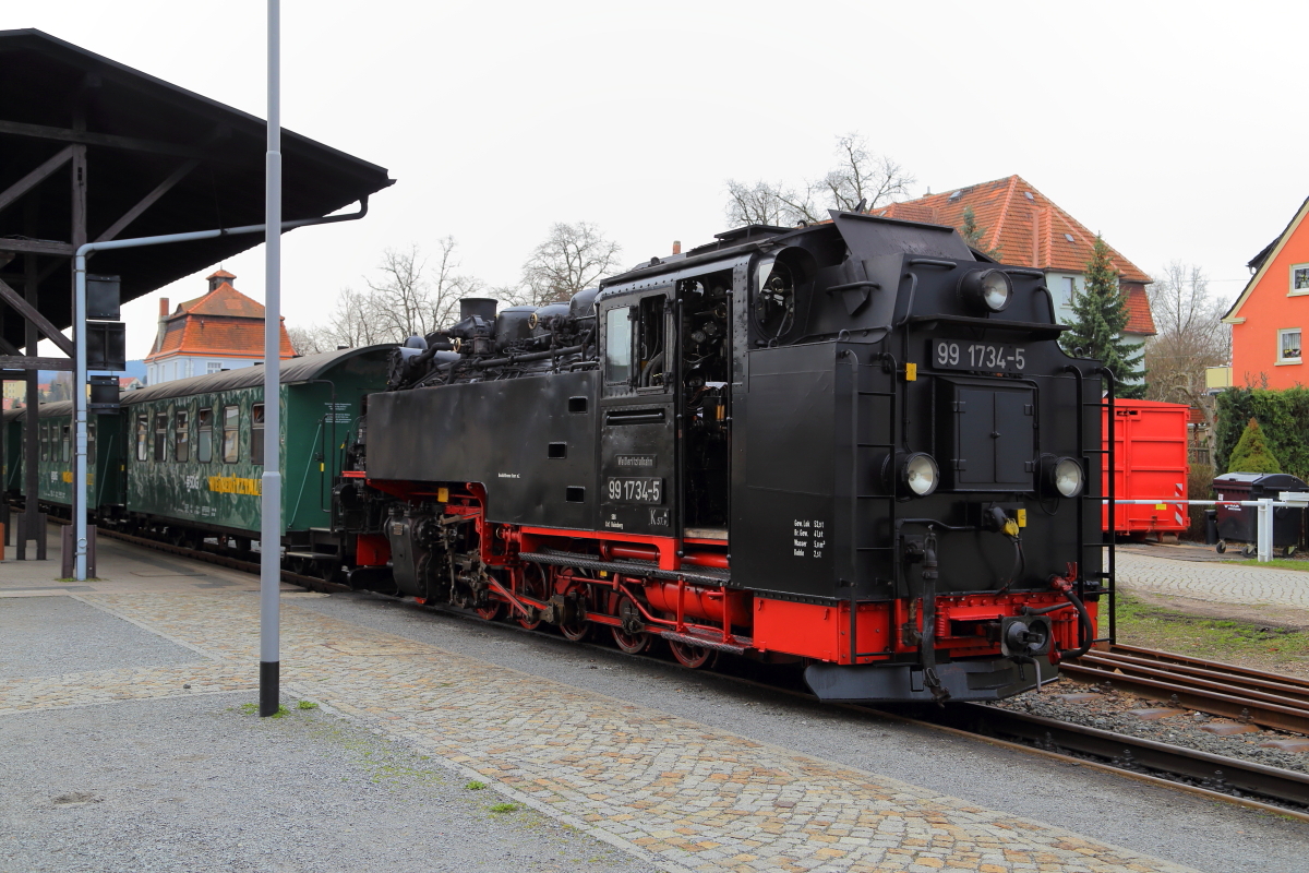 99 1734, am 04.04.2016 mit Planzug P 5003 abfahrbereit nach Freital-Hainsberg, im Bahnhof Dippoldiswalde.