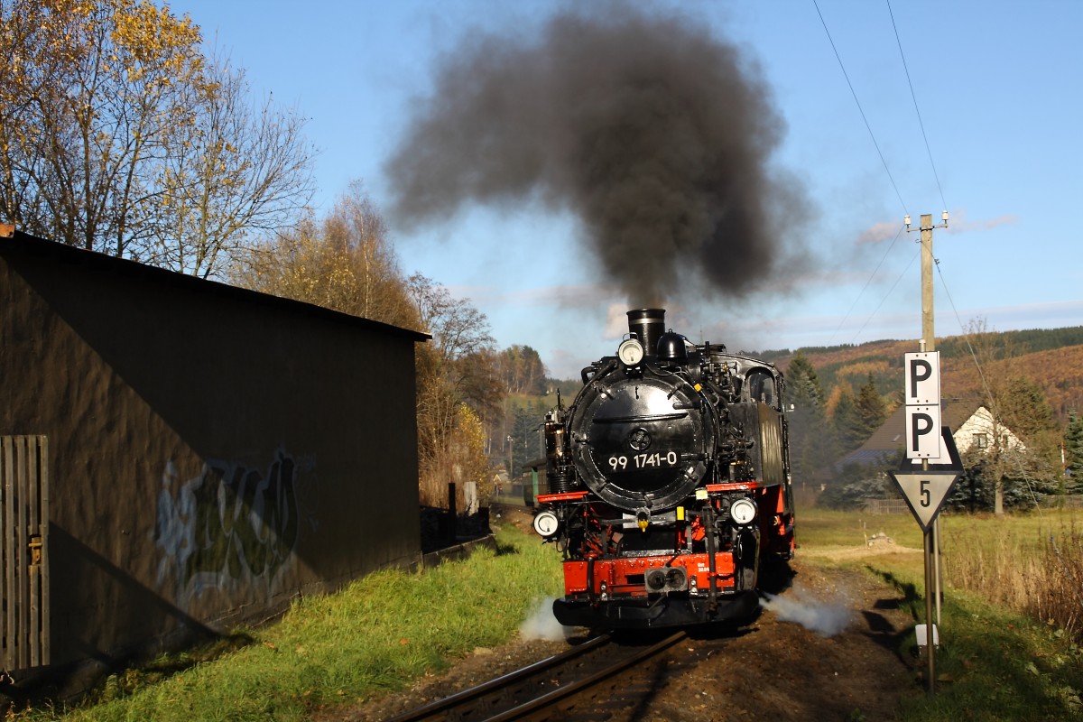 99 1741-0 hat am 27.10.2013 den Bahnhof Hammer-Unterwiesenthal in Richtung Oberwiesenthal verlassen.