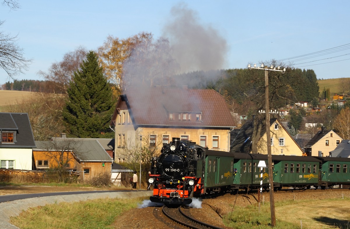 99 1741-0 passiert am 31.10.2013 die Ortslage von Neudorf in Richtung Oberwiesenthal verlassen.