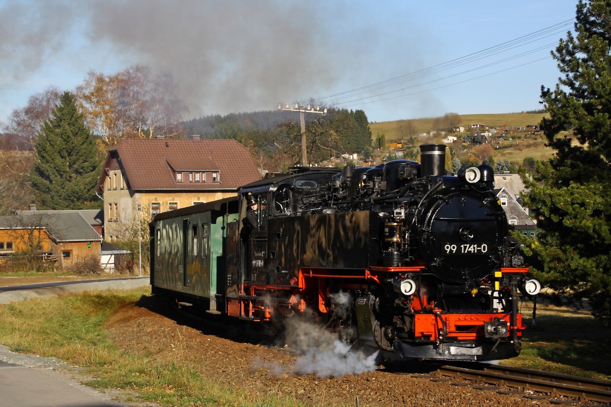 99 1741-0 passiert am 31.10.2013 die Ortslage von Neudorf in Richtung Oberwiesenthal verlassen.