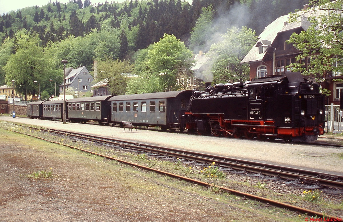 99 1741-0 steht im Mai 2002 abfahrbereit im Bahnhof Kurort Kipsdorf. Kein halbes Jahr später zerstörte ein Unwetter große Teile der Weißeritztalbahn, seitdem verkehren hier keine Züge mehr. Bleibt zu hoffen, dass sich das bald wieder ändert.
